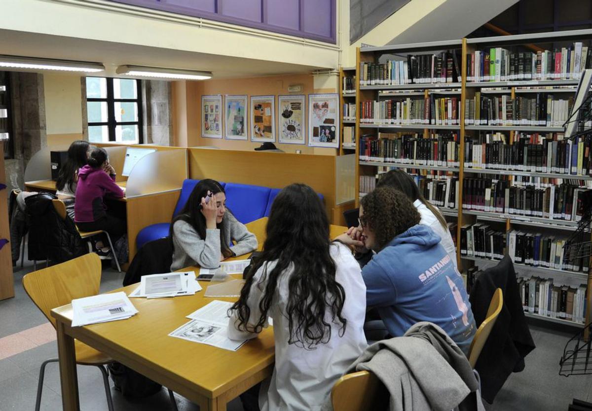 Estudiantes, ayer, en la biblioteca de Silleda. | Bernabé/Javier Lalín