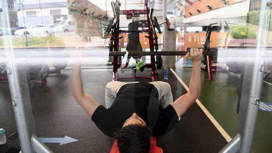 Un joven entrena en la sala de máquinas del polideportivo municipal de San Diego. Carlos Pardellas