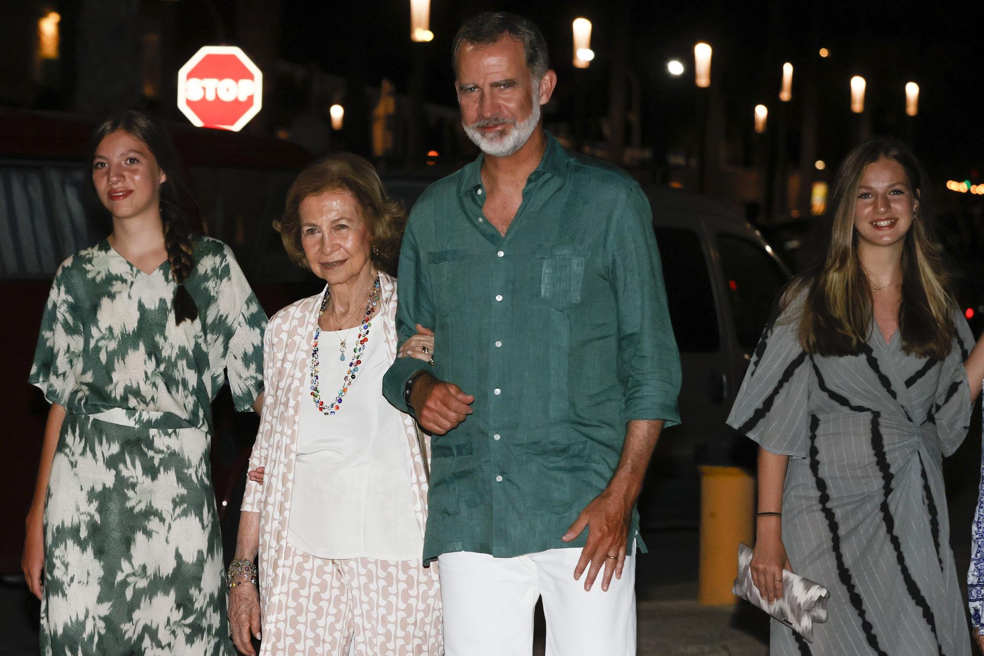 Primera fotografía de doña Sofía con Leonor y Sofía