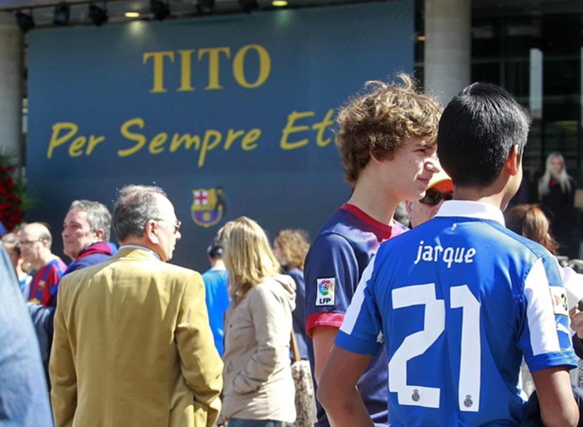 Un seguidor del RCD Espanyol, amb una samarreta de Jarque, al costat d’un seguidor culer al Camp Nou.