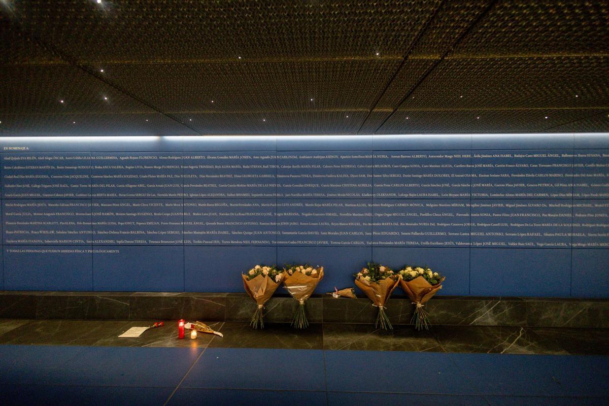 Archivo - Ofrenda floral del acto organizado por la Asociación 11M Afectados por el Terrorismo y las organizaciones sindicales UGT y CC.OO, en el 21º aniversario de los atentados del 11M, en la estación de Atocha, a 11 de marzo de 2025, en Madrid (España)