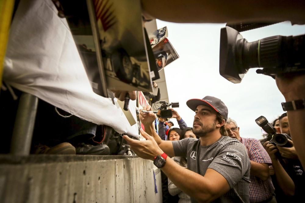 Fernando Alonso baño de masas en Suzuka