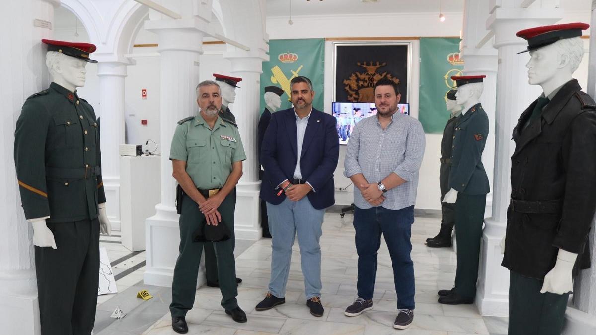 El alcalde de Mijas, Josele González, ha visitado la muestra sobre uniformes de la Guardia Civil.