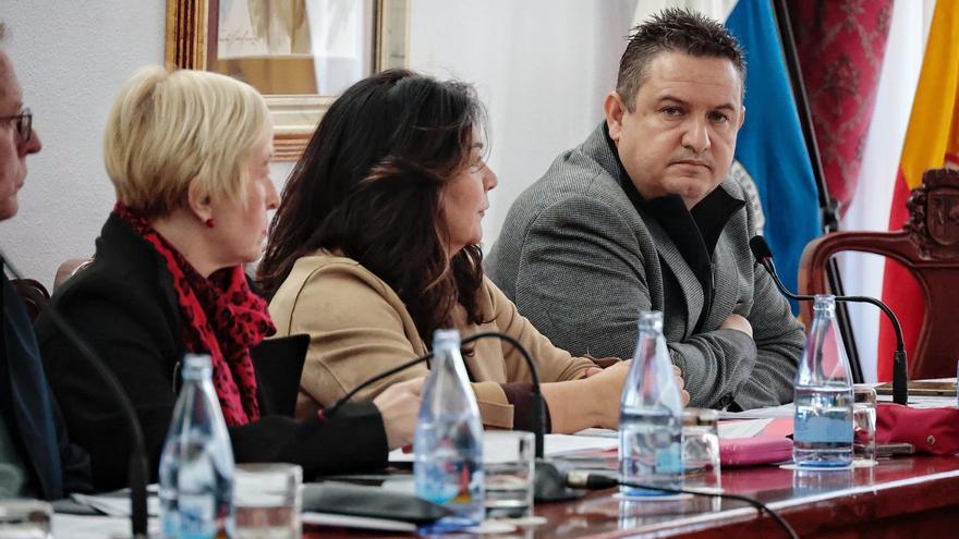 Frank Tolle (izquierda) y Raquel García (con chaqueta marrón), durante un pleno de Arona. |