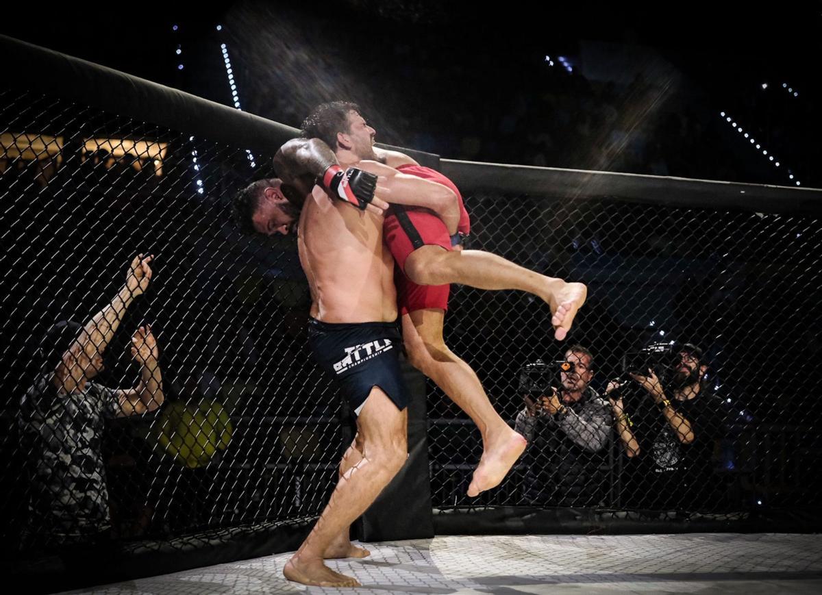 Juan Espino, el ‘Guapo’, levanta en el aire a su contrincante, Antonio ‘Bigfoot’ Silva, en el octógono de MMA, anoche en el Arena. | | JOSÉ CARLOS GUERRA