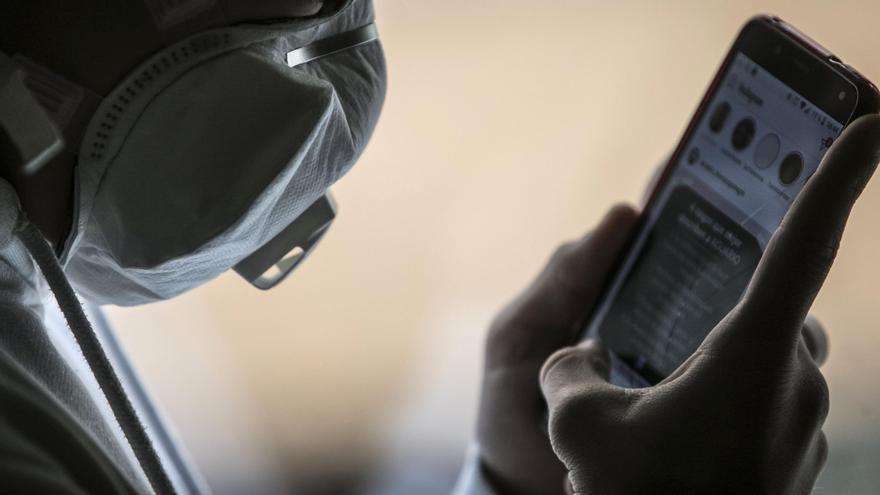 Un hombre utiliza su teléfono móvil.