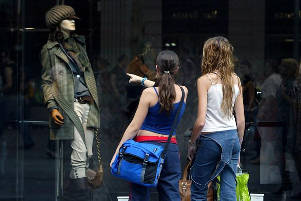 Unes dones miren un aparador d’una botiga de roba femenina, a Barcelona. Unes dones miren un aparador d’una botiga de roba femenina, a Barcelona.