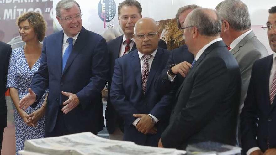 Por la izquierda, la edil de Cultura de Gijón, Montserrat López; Antonio Silván; el presidente de la Cámara de Gijón, Félix Baragaño, y Faustino Sánchez Sanmartino, ayer, en la Feria de Muestras.