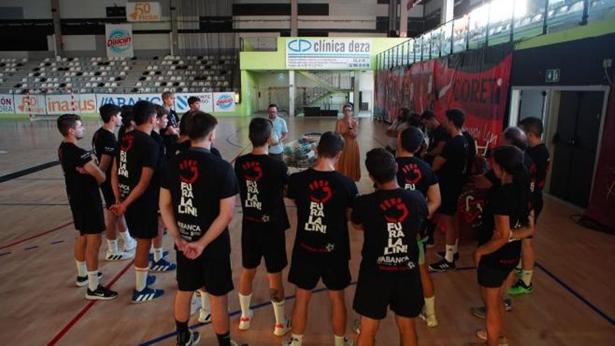 Jugadores del Lalín durante la charla de bienvenida de la directiva