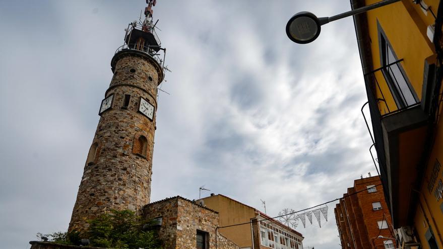 Imagen de la torre de los trabajadores en Antonio Canales, que conserva antenas de televisión.