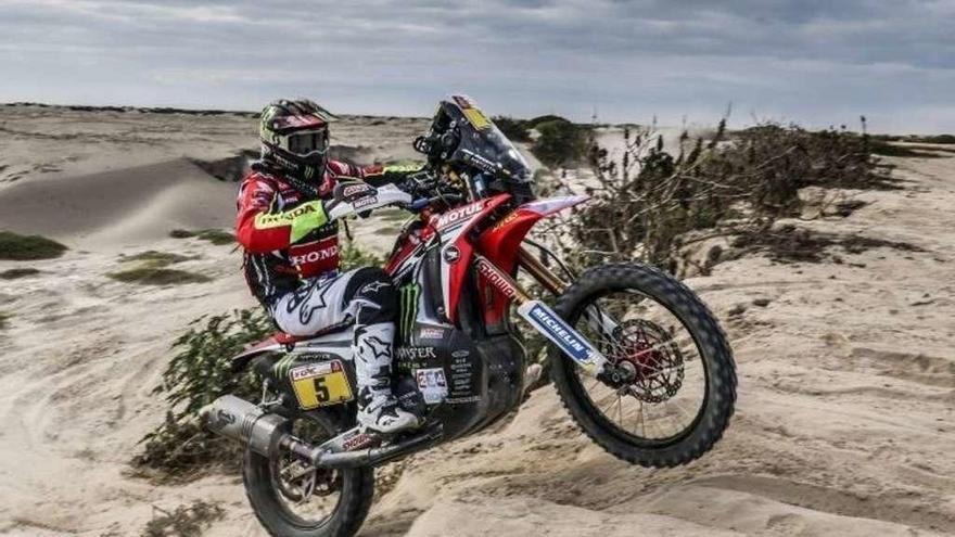 Joan Barreda pelea con las dunas en la etapa de ayer entre San Juan de Marcona y Arequipa.