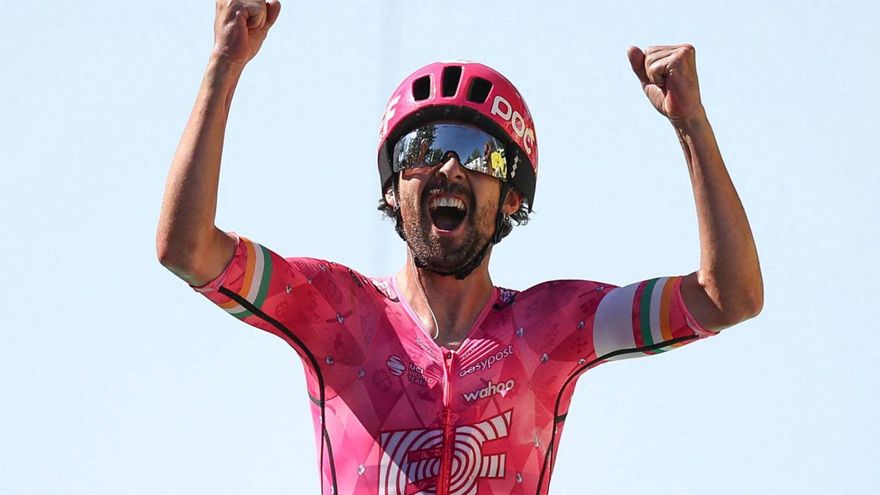 El ciclista irlandès Ben Healy celebra la seva victòria d’etapa, ahir a Vire Normandie. | ANNE-CHRISTINE POUJOULAT / AFP