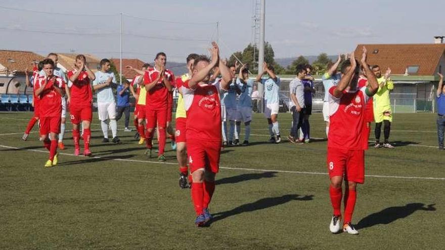 Los jugadores agradecen el apoyo de su afición en Beluso. // S. Álvarez