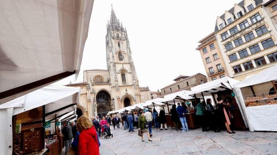 Aspecto que presentaba ayer el mercado de la plaza de la Catedral al mediodía.