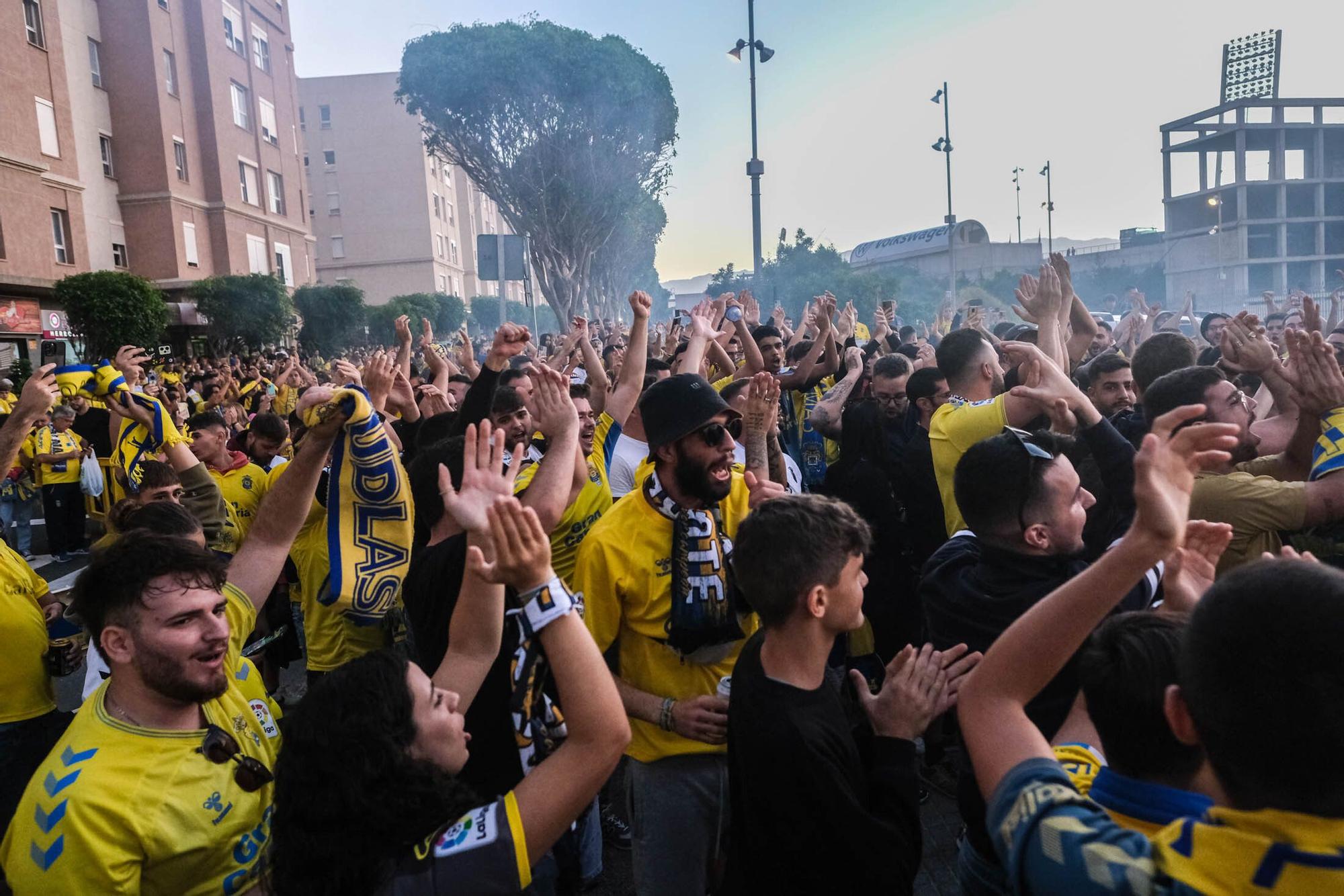 Los aficionados de la UD Las Palmas reciben la guagua con los jugadores antes del derbi