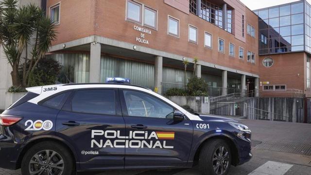 Un coche de la Policía Nacional frente a la comisaría. | JUAN PLAZA