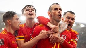 Bale celebra el gol del triunfo, que ha clasificado a Gales para el Mundial de Catar. 