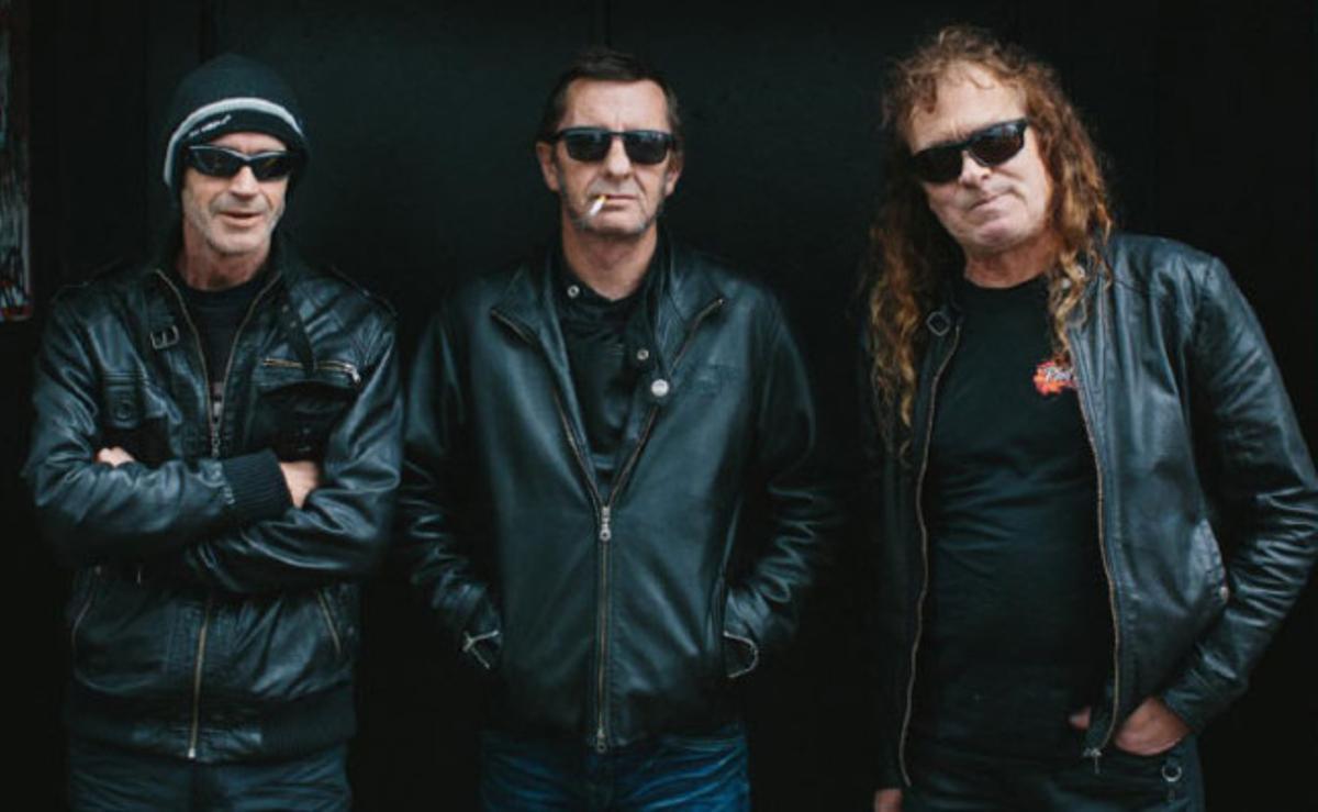 Phil Rudd, al mig, amb els membres de la seva banda.