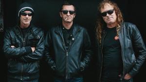 Phil Rudd, en el medio, posando con los miembros de su banda.