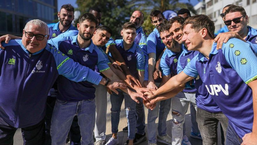 El equipo hace piña en el ‘media day’ ante la prensa en el campus de la Universitat Politècnica de València. | FRANCISCO CALABUIG