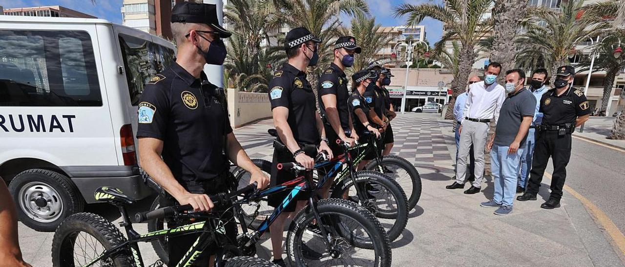 Los agentes de la Policía Local, ayer en el puesto de socorro de Arenales del Sol, en la presentación del servicio turístico de verano. | ANTONIO AMORÓS