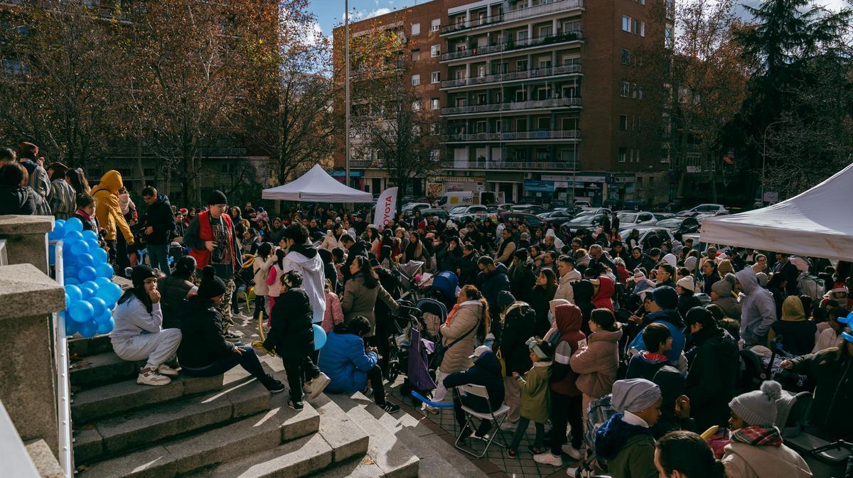 La Fundación Madrina también reparte objetos además de comida.