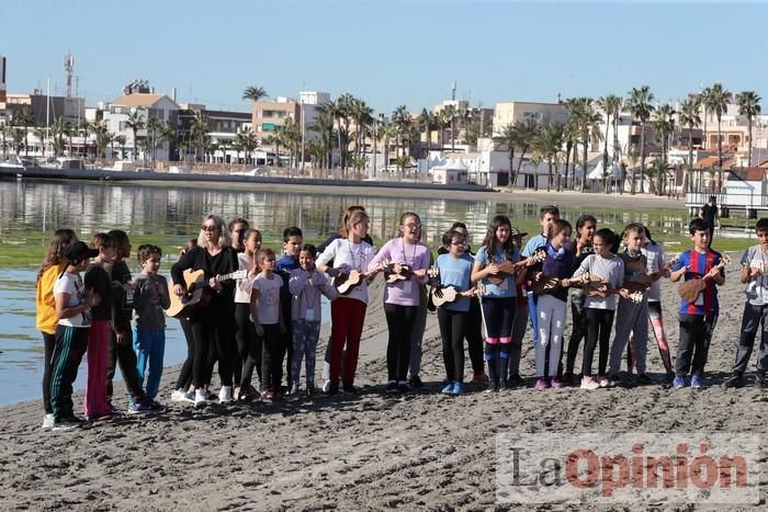 Un 'SOS' gigante para el Mar Menor formado por escolares en Villananitos