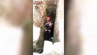 La heroica actuación de los bomberos para salvar a un perro atrapado en un pozo de Vinaròs