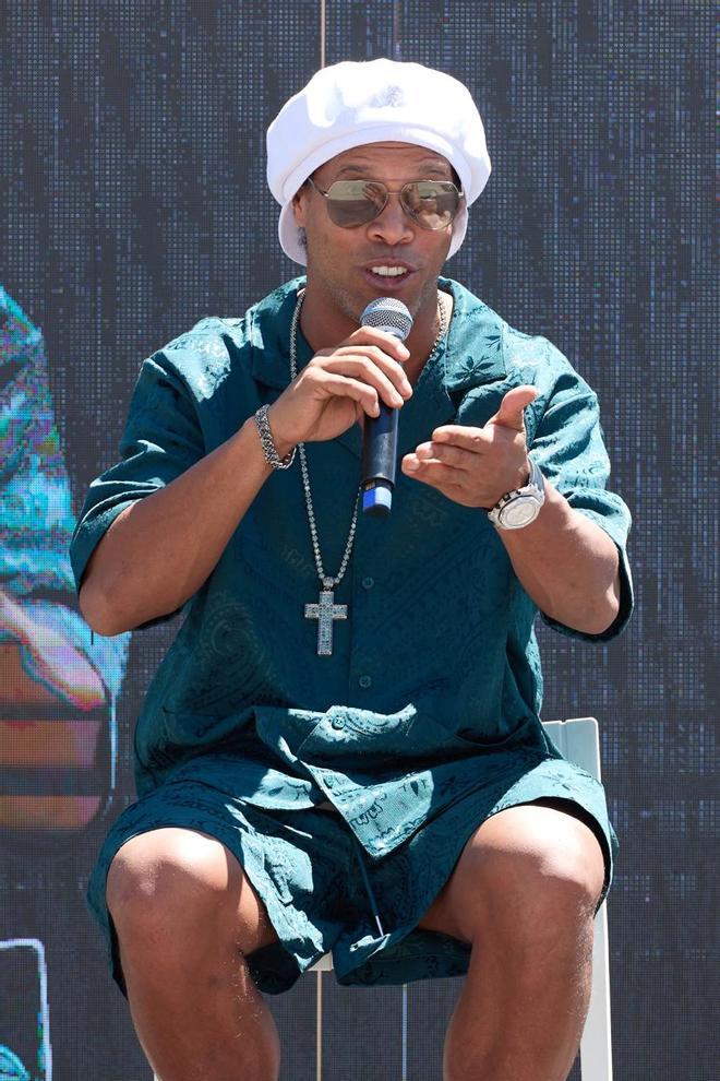 Joan Laporta y Ronaldinho en la inauguración del Paseo de las Estrellas de Castelldefels, en imágenes