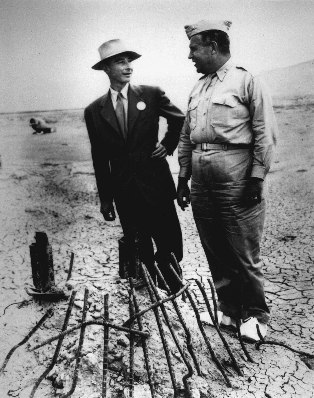Robert Oppenheimer y el general Leslie Groves, artífices del Proyecto Manhattan, en septiembre de 1945.