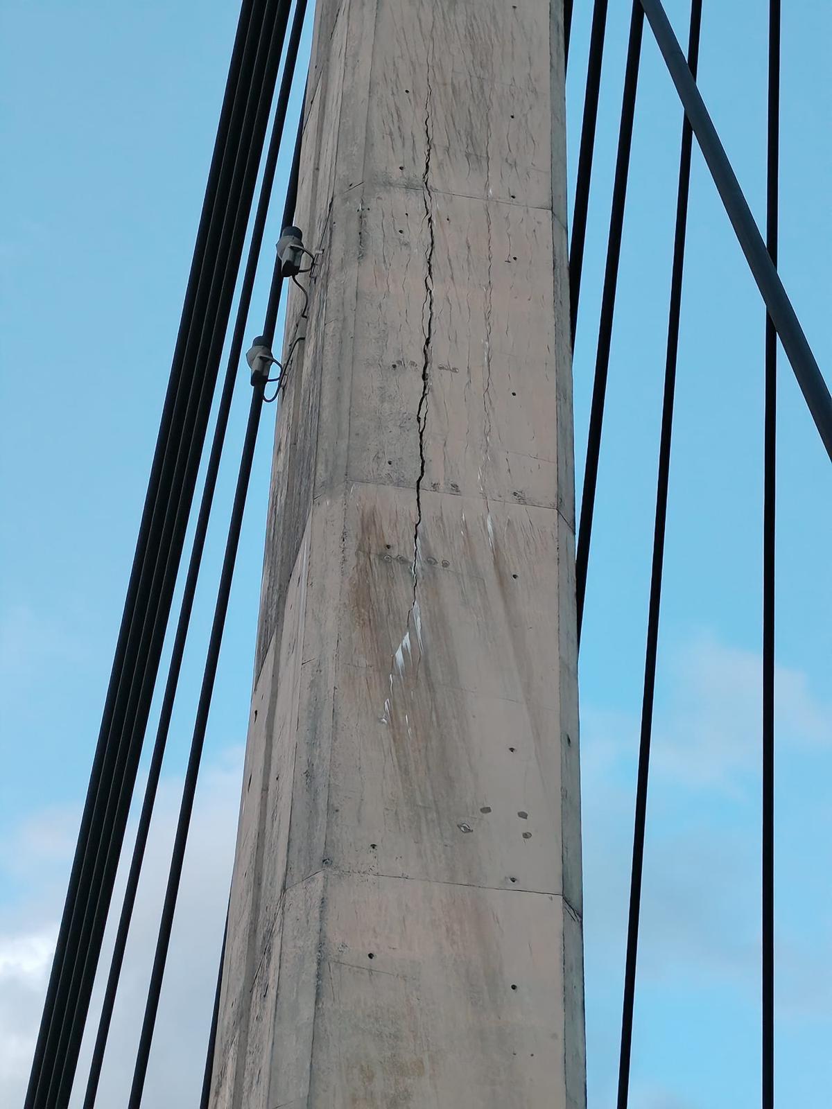 Grietas en el puente atirantado de Sama