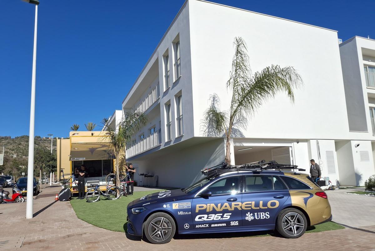 Uno de los coches del equipo ciclista que se hospeda en el nuevo hotel de Xàbia