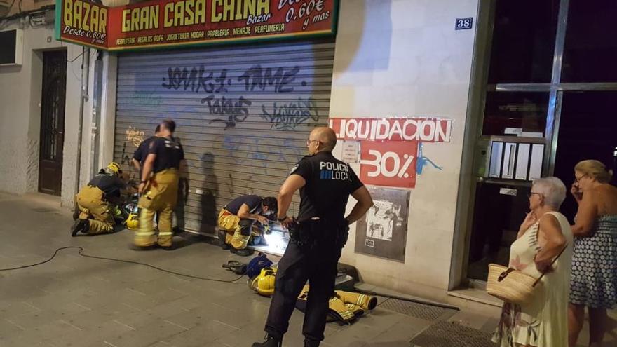 PolicÃ­a Local y Bombers de Palma trabajan para liberar a la clienta encerrada.