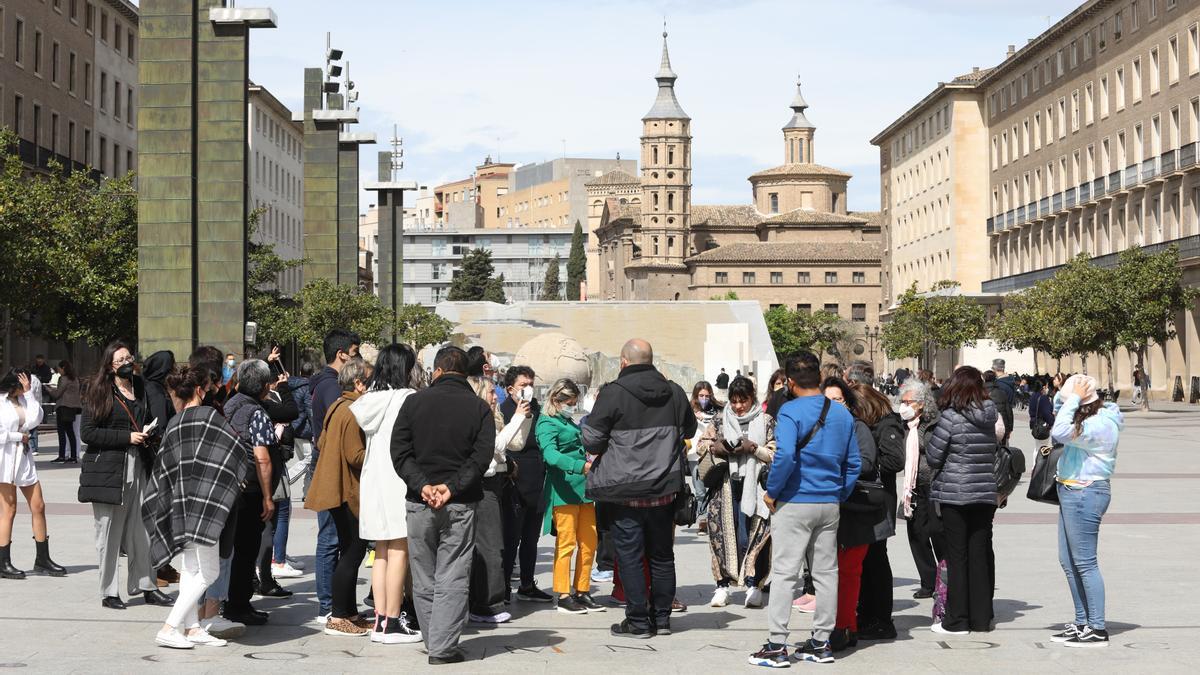 Grupo organizado de visitantes, junto a la fuente de la Hispanidad, el pasado viernes.