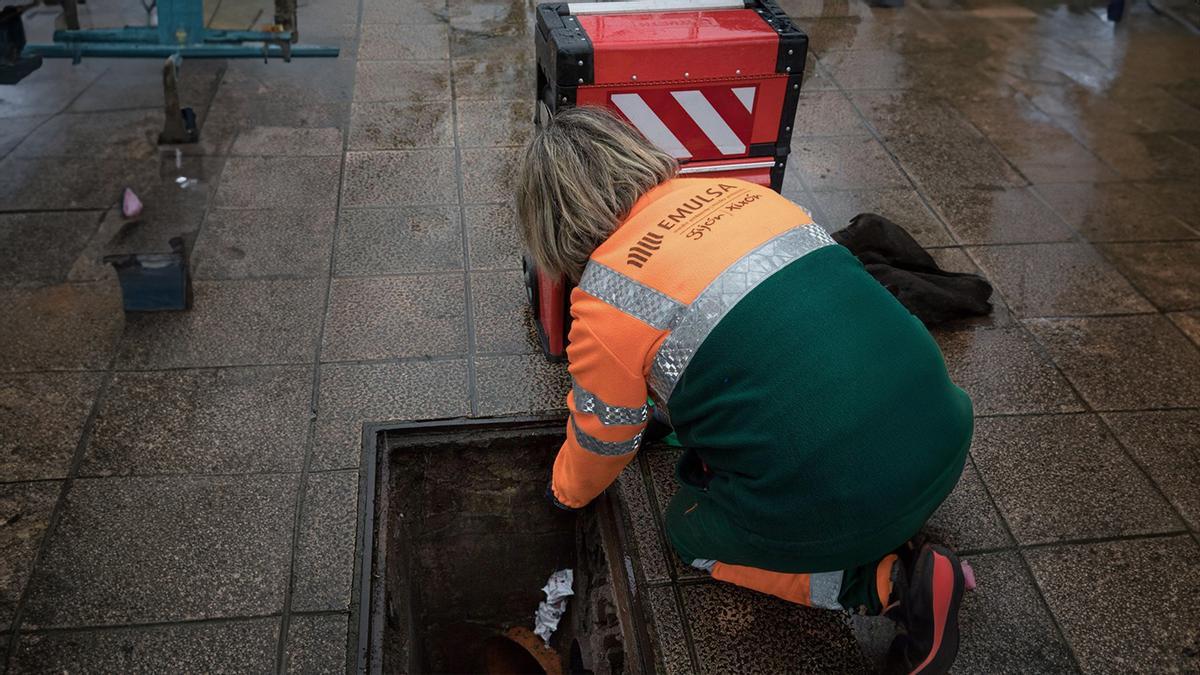 Una trabajadora de Emulsa, en una acción de desratización en la red de saneamiento de la ciudad.