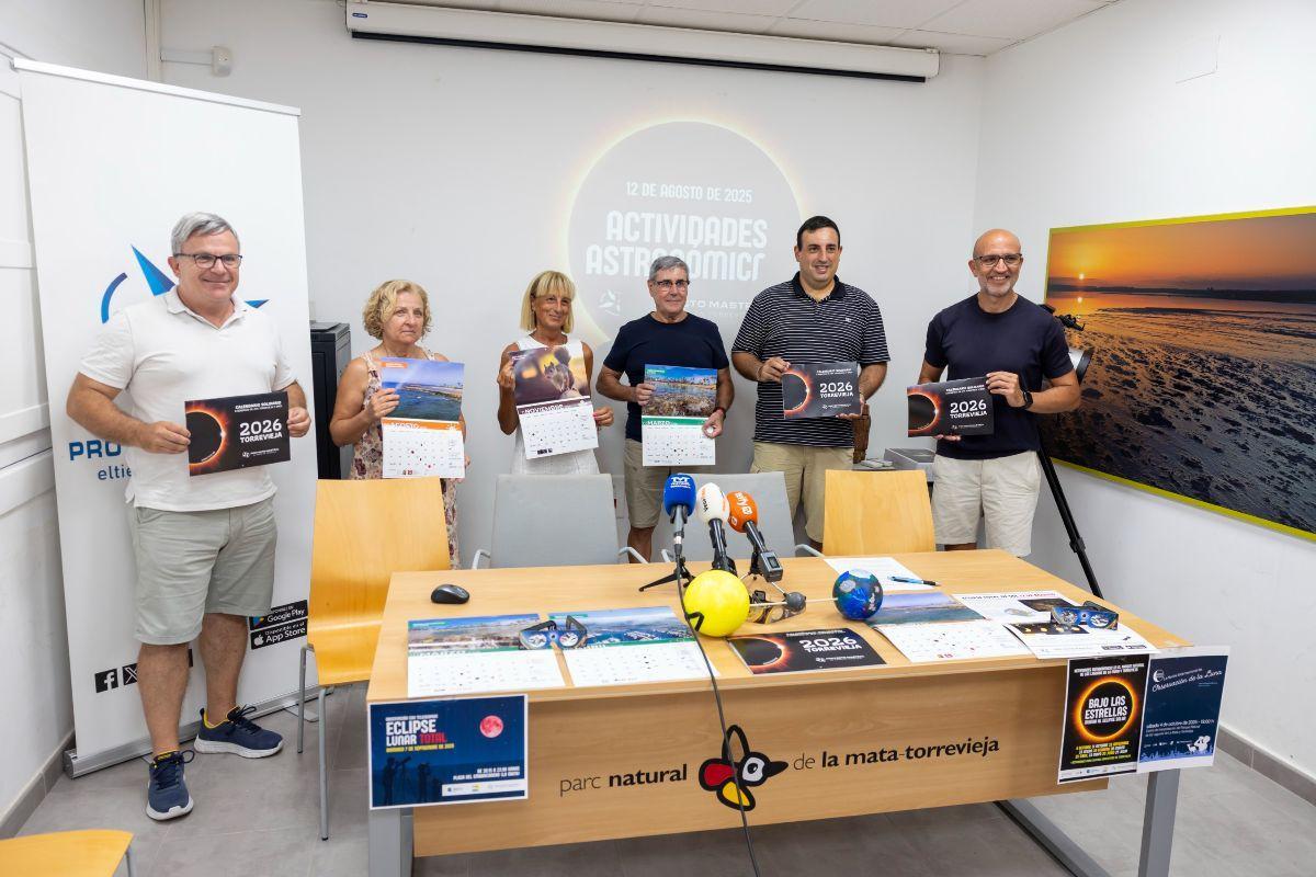 Un momento de de la entrega de los calendarios con el director del Parque Natural, el concejal de Educación, miembros de Proyecto Mastral y de GAEX y AFA