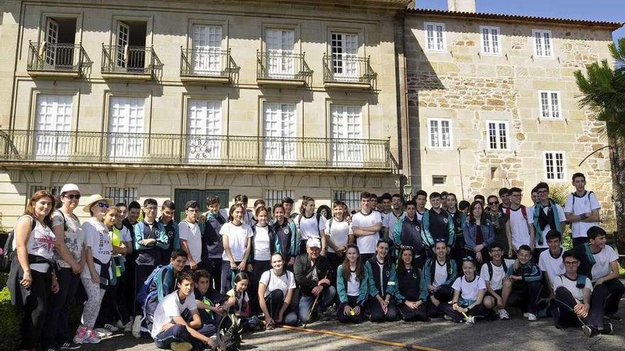 Foto de grupo junto a la Casa da Fábrica, vinculada a la antigua industria de curtidos. // Bernabé/Javier Lalín