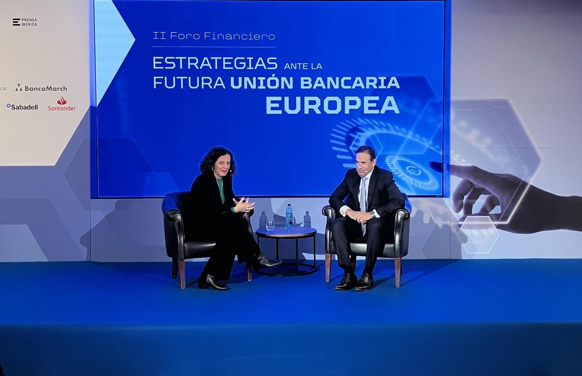 La directora adjunta de 'El Periódico', Gemma Martínez, y el director general de negocio de CaixaBank, Jaume Masana, en las II Jornadas Financieras de Prensa Ibérica, en 2024.