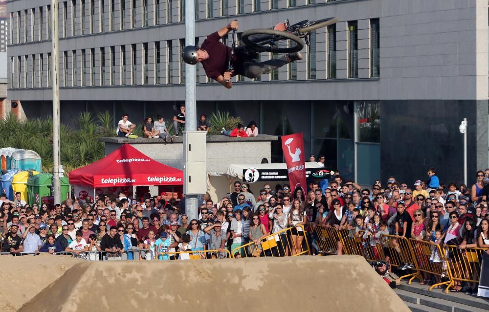 El festival de deportes urbanos atrajo ayer a As Avenidas a miles de personas para presenciar las espectaculares actuaciones de los participantes en pruebas de skate, bicicleta y motocross