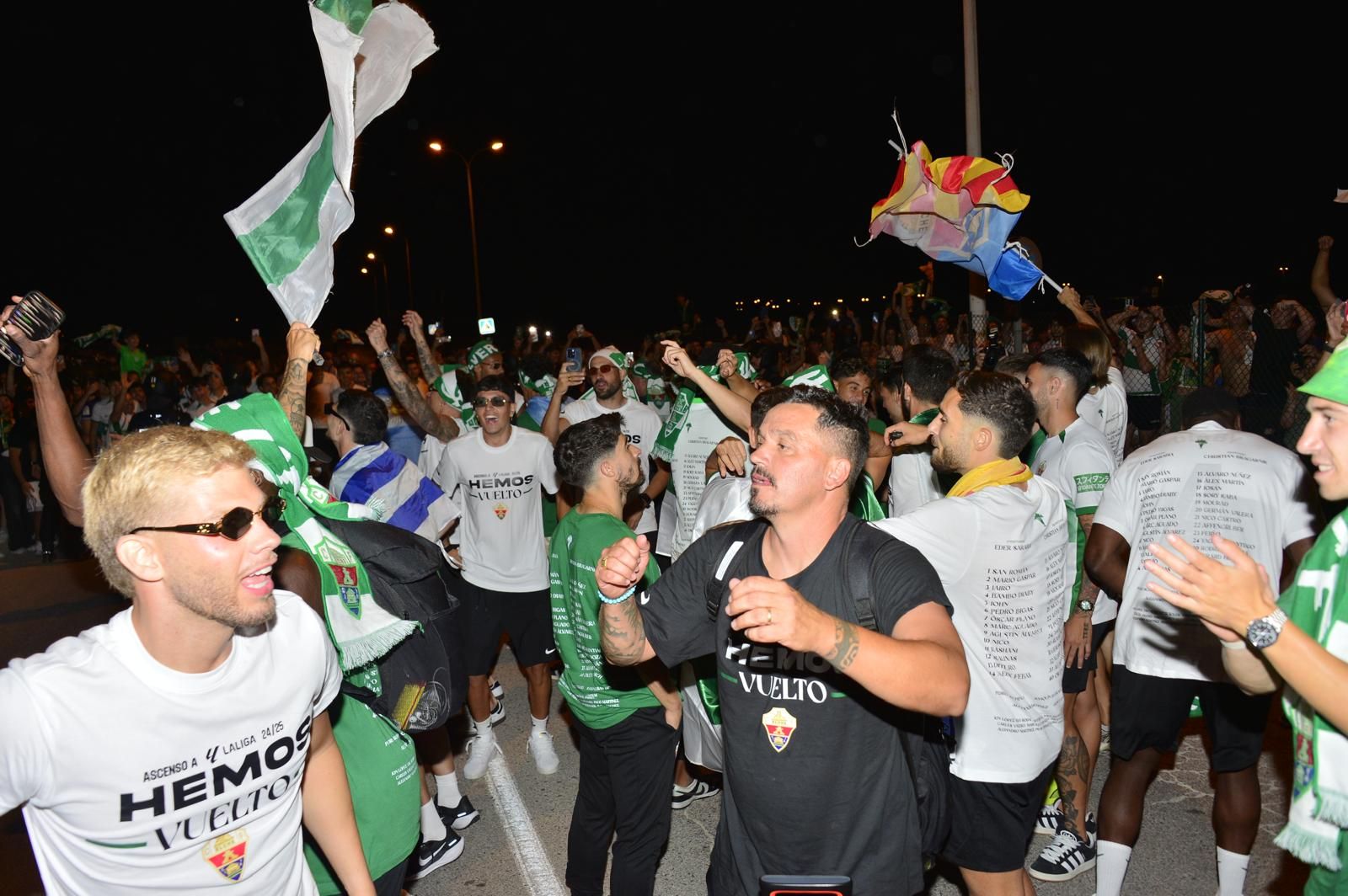 La afición del Elche recibe a los héroes del ascenso a su llegada al Martínez Valero