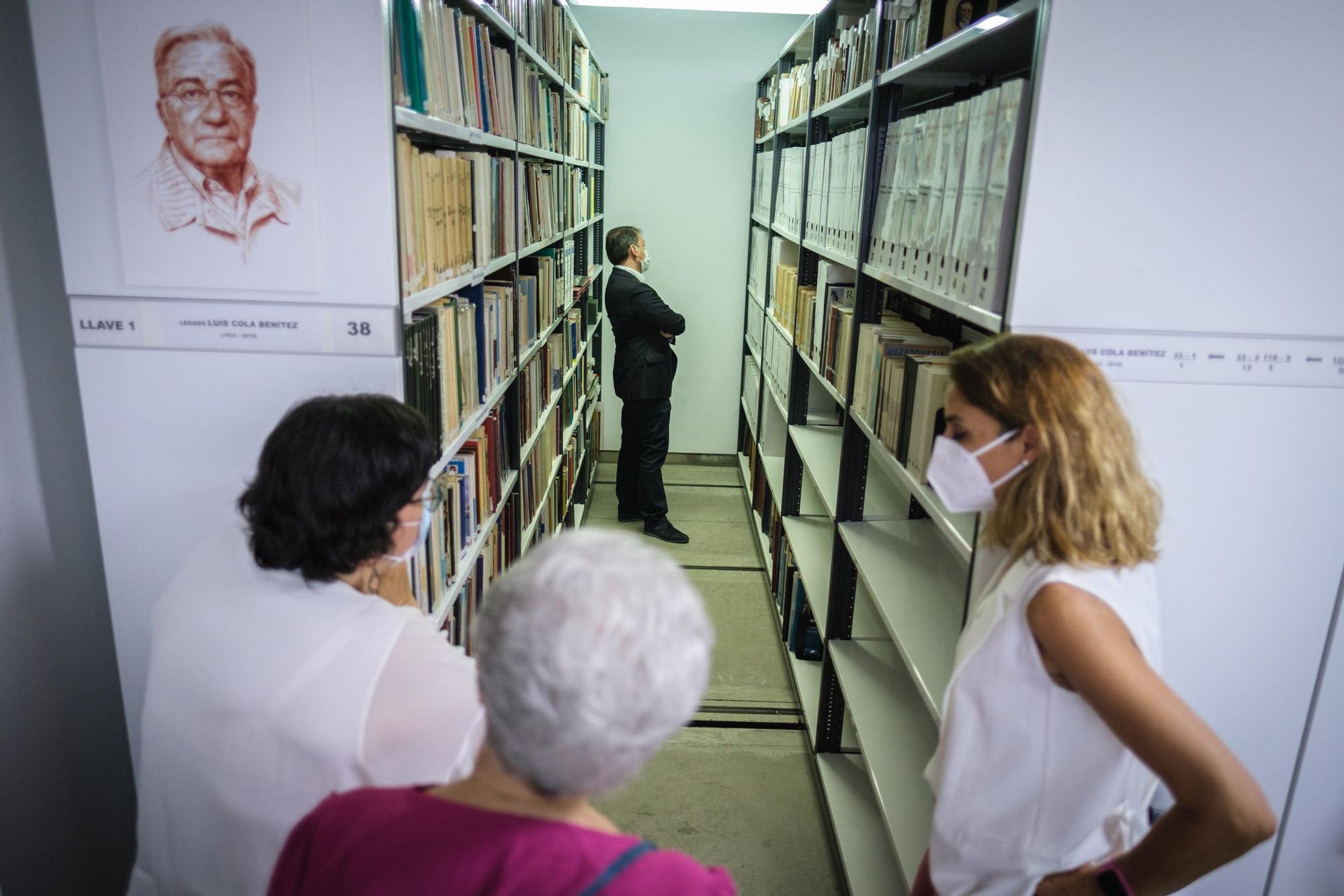 Donación a la biblioteca municipal de los fondos de Luis Cola