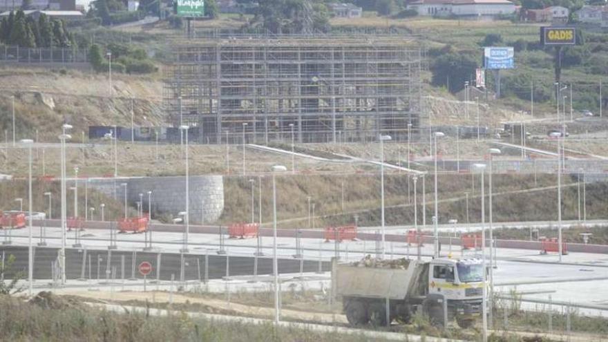 Esqueleto de uno de los edificios de cooperativas en construcción del parque ofimático.