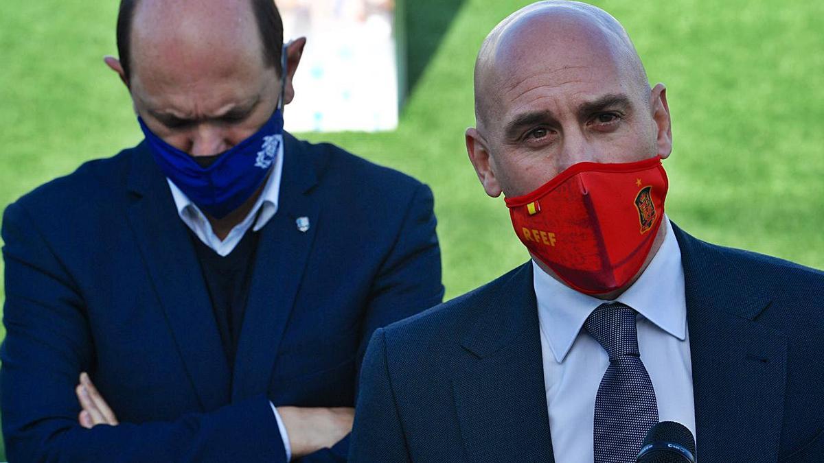 Rafael Louzán, a la izquierda, junto a Luis Rubiales en una visita a A Coruña. |  // CARLOS PARDELLAS