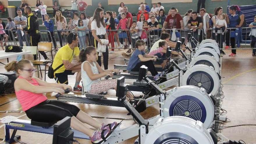 Un momento de la competición disputada ayer en el pabellón del IES Rodeira. // Santos Álvarez