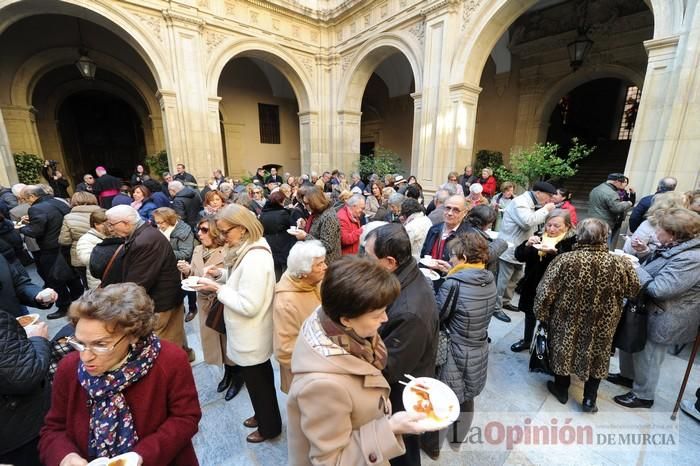 Reparto de boniatos en el Palacio Episcopal por San Fulgencio