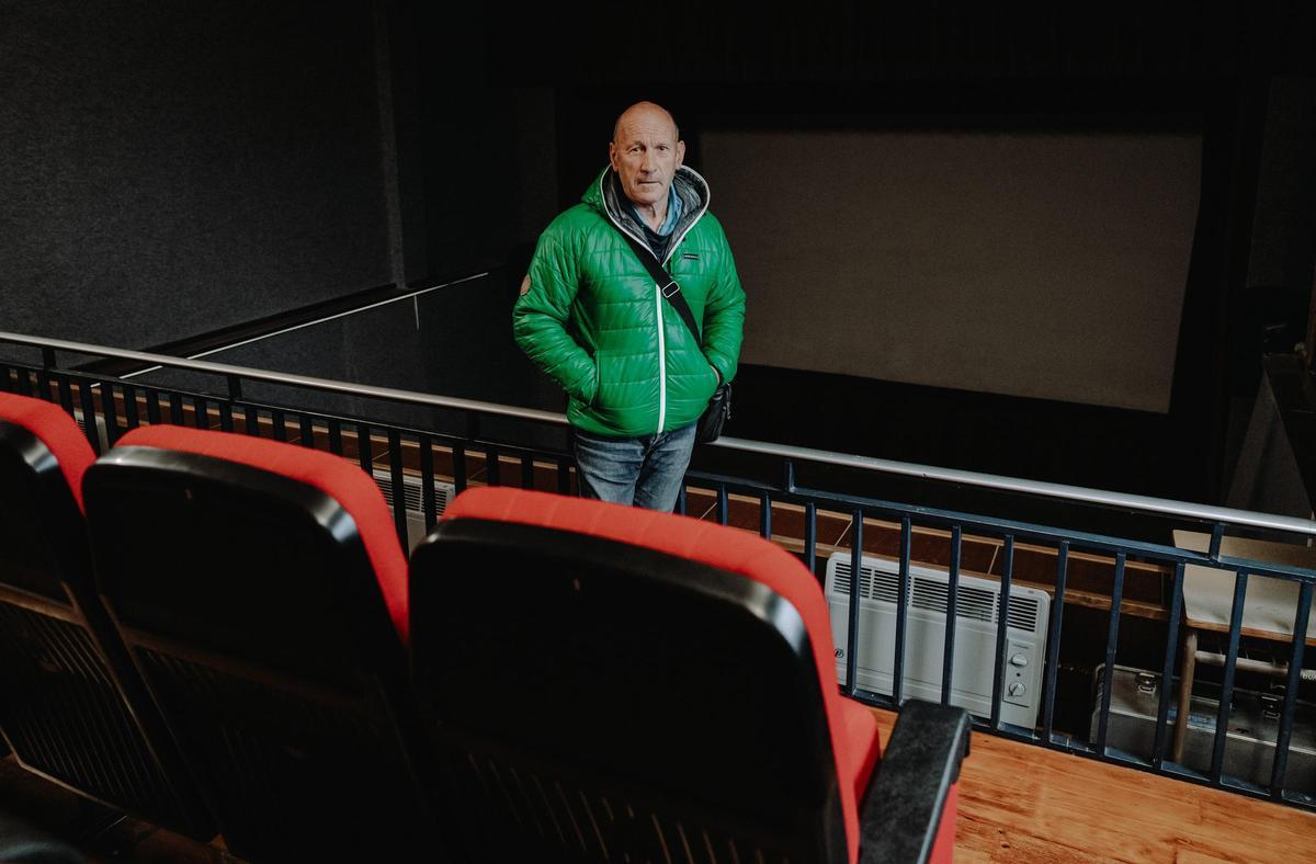 El alcalde en funciones de Isaba, Carlos Anaut Abadía, posa en la segunda planta de asientos de butacas del cine.