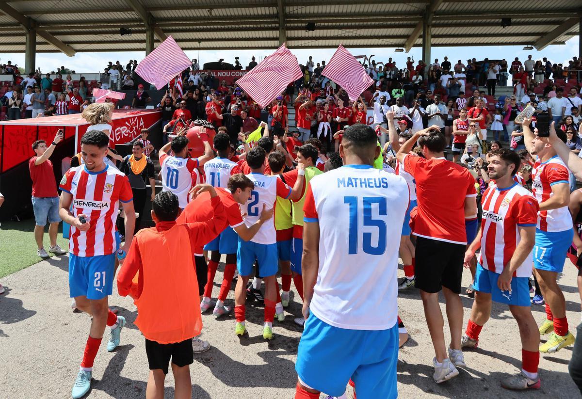 El Manresa guanya 4-1 contra el Badalona i amb la derrota del Cornellà ascendeix a Segona RFEF El Manresa guanya 4-1 contra el Badalona i amb la derrota del Cornellà ascendeix a Segona RFEF