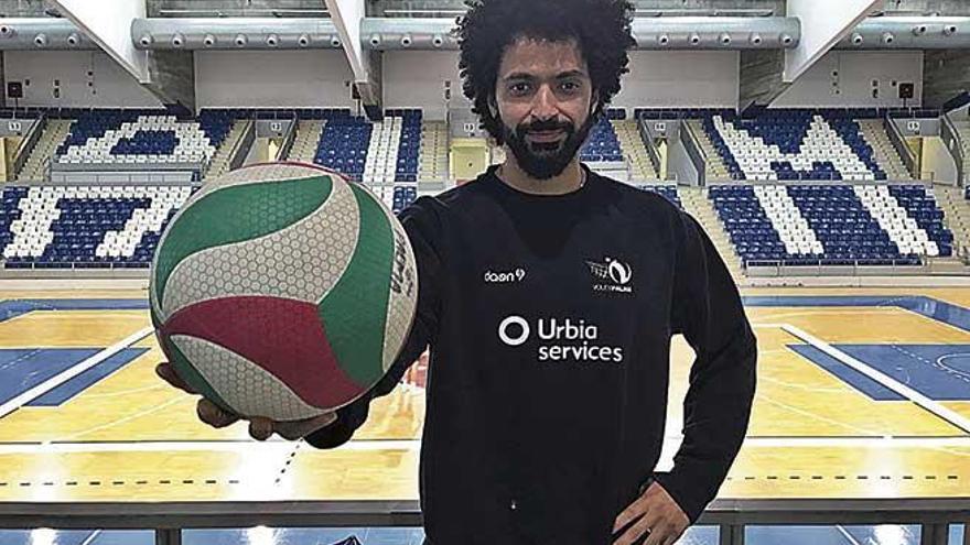 Ricardo Perini, capitÃ¡n del Urbia Voley Palma, posa en Son Moix antes de un entrenamiento.