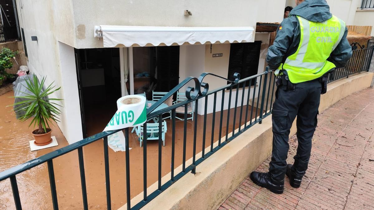 La Guardia Civil, esta mañana evacuando varias viviendas en el Puerto de Sóller.