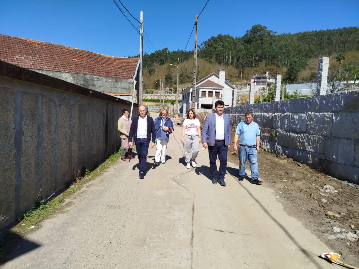 El alcalde y otras autoridaes en el vial de Pazos.